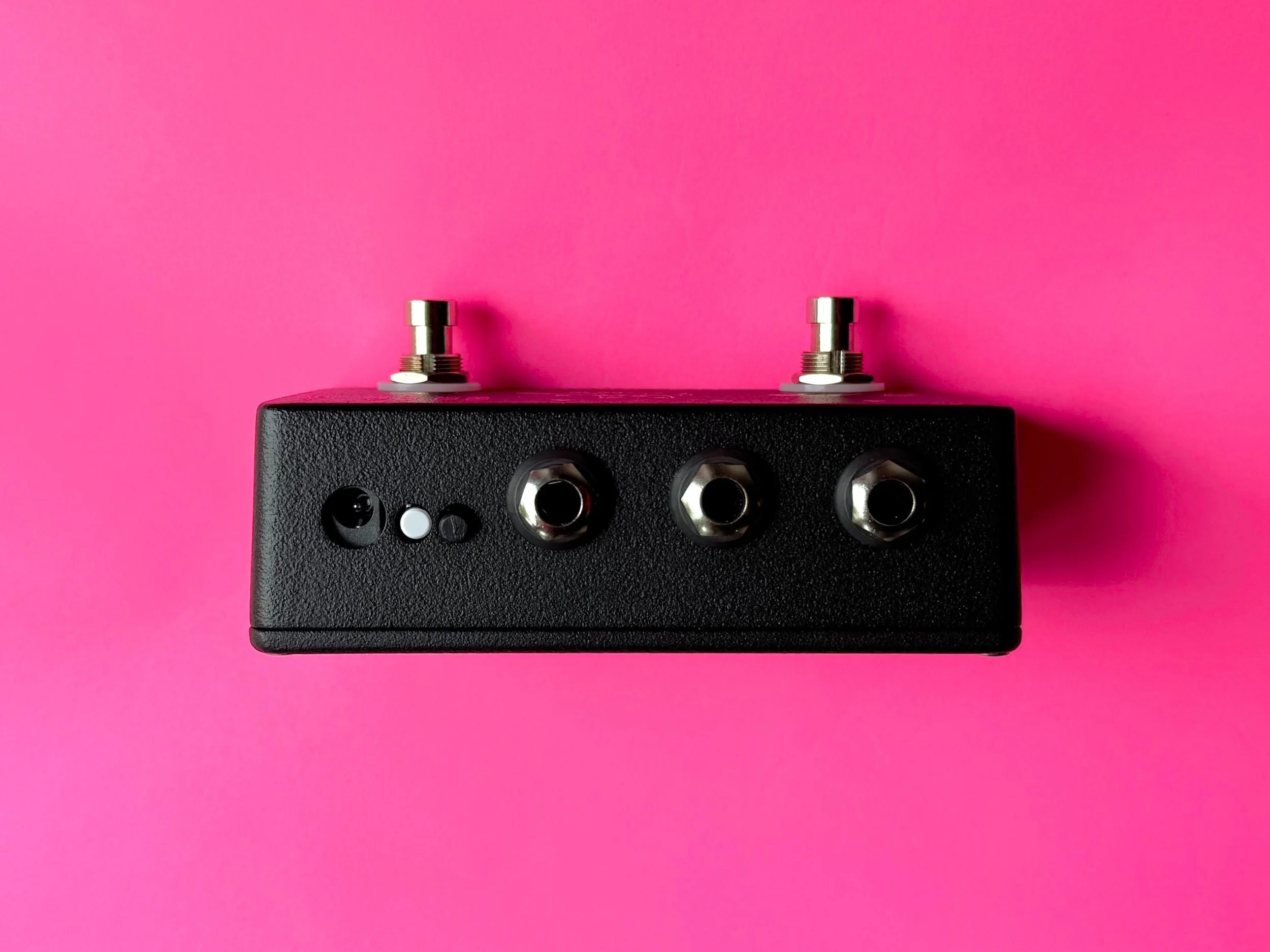 Professional ABY switcher pedal with isolation transformer and